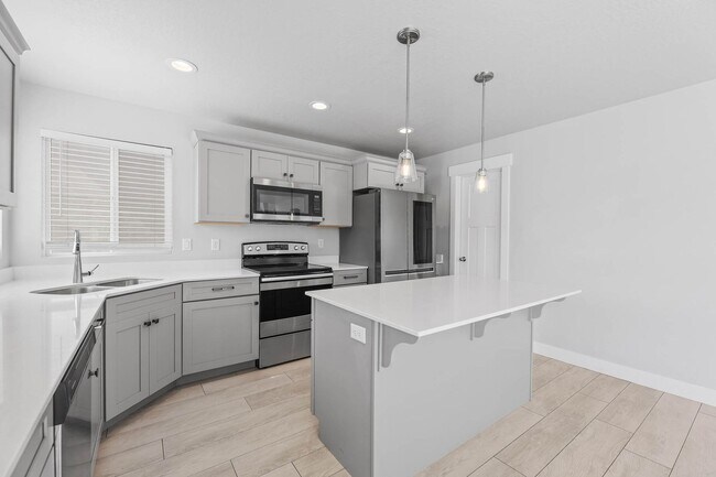 Building Photo - 6 Bedroom 3.5 Bathroom House in Saratoga Springs!