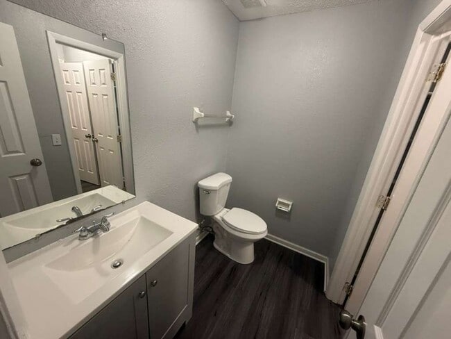 Building Photo - Cute & Cozy 2/1.5 Move In Ready Apply for FREE This Holiday Season!