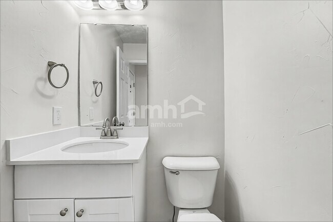 Building Photo - 2044 Woodmere Ct