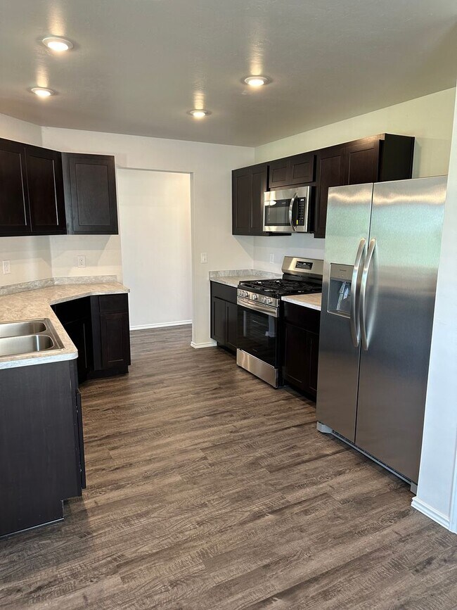Building Photo - Three Bedroom | Two Bath Home in Shadow Valley