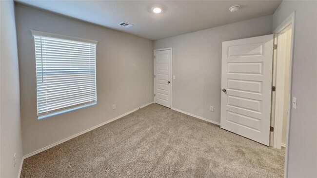 Building Photo - Large 4 Bedroom, 2 Bathroom Home in Shawnee Schools!