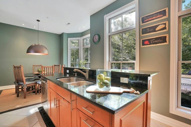 Building Photo - 3 Regency Pl