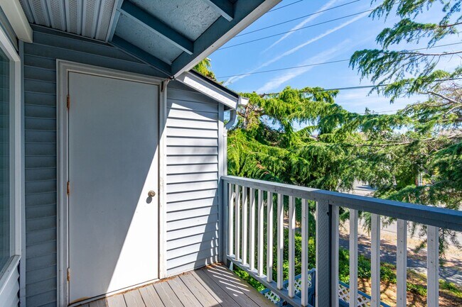 Building Photo - 3 bed 2 bath Condo in Town