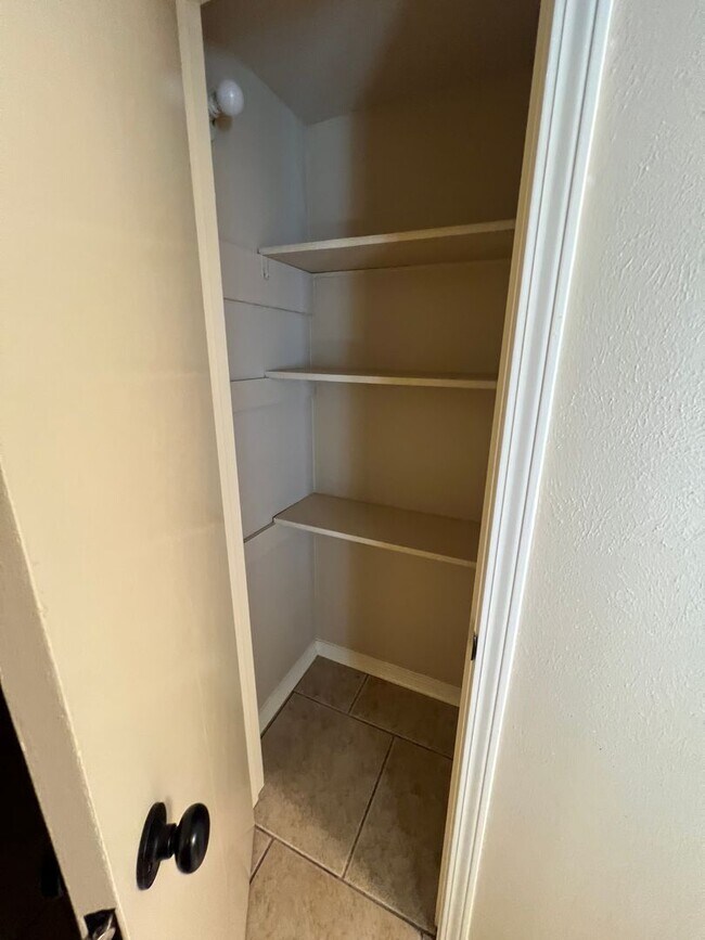 Building Photo - BEAUTIFUL TOWNHOME WITH COMMUNITY POOL AND...