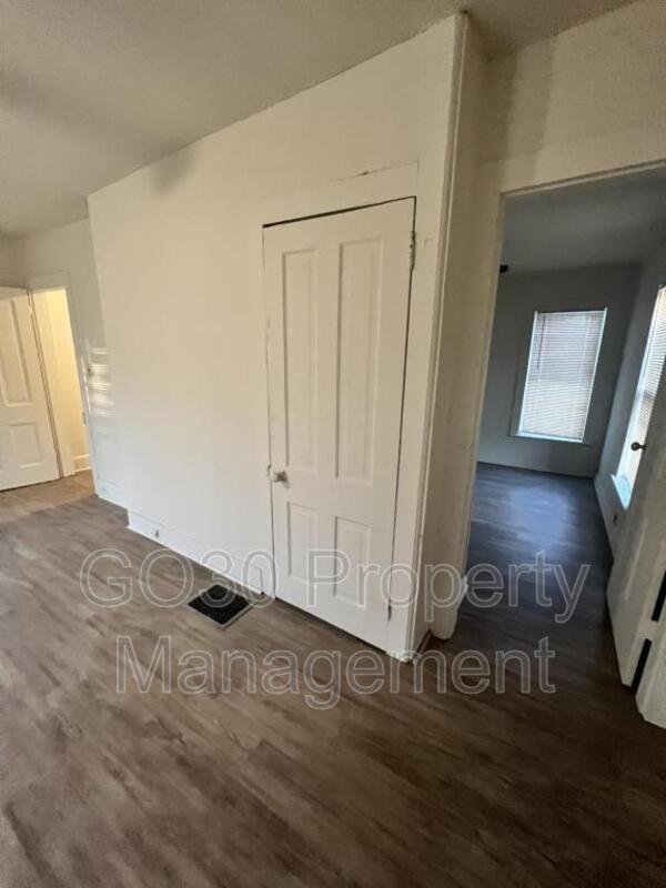 Building Photo - 403 Steel St