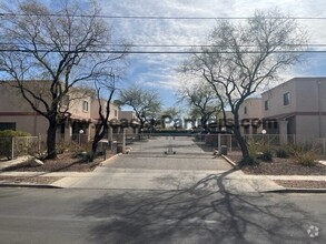 Building Photo - Two Bedroom in Oak Flower Neighborhood