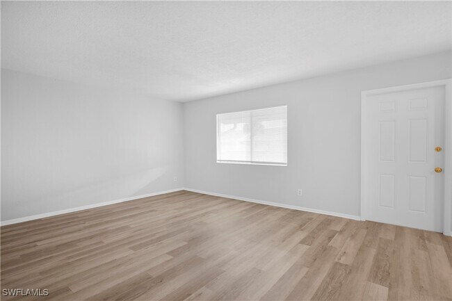 Building Photo - 4627 Bayshore Dr