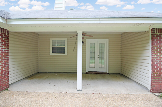 Building Photo - 320 Hawthorne Dr