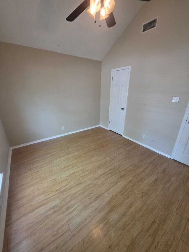 Building Photo - 4 bed 2 bath home in Northgate