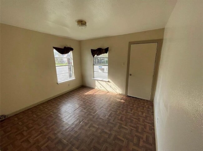 Building Photo - 3202 Hinton Blvd