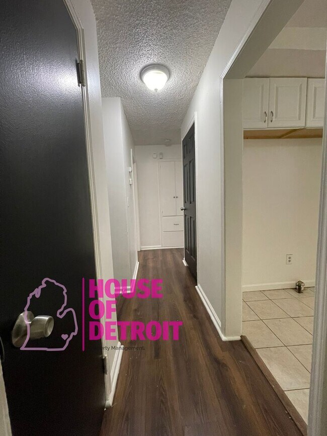 Building Photo - SUMMER SPECIAL~ 3 BEDROOM 1.5 BATH~ FREE P...
