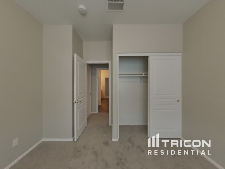 Building Photo - 6410 S 72nd Ln