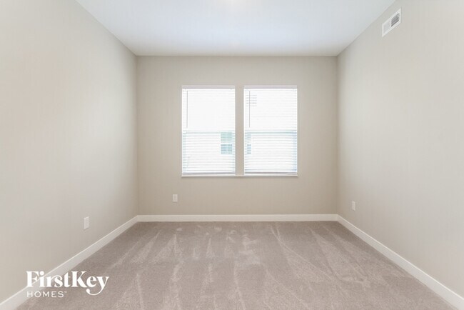 Building Photo - 2404 S Carlota Dr