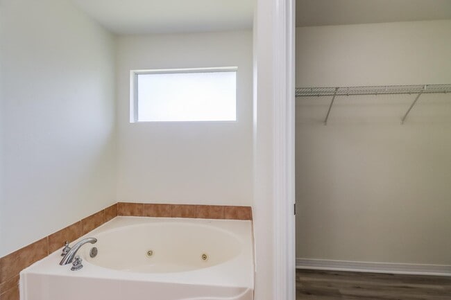 Building Photo - 14081 Oak View Cir