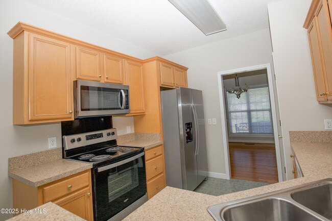 Building Photo - 102 Newington Way