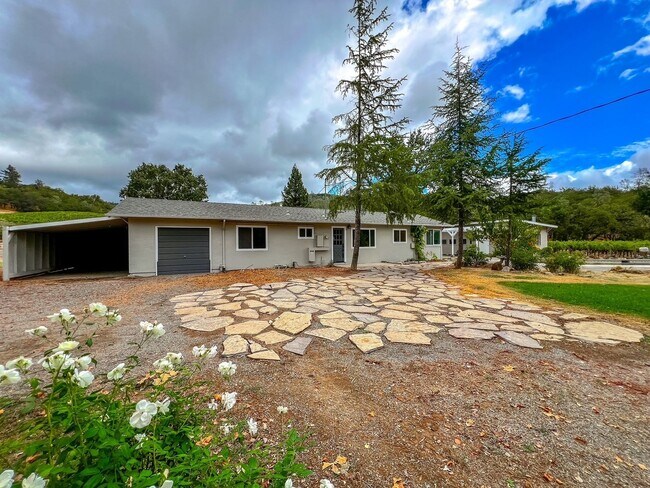 Building Photo - Three Bedroom St. Helena Home with Stunnin...