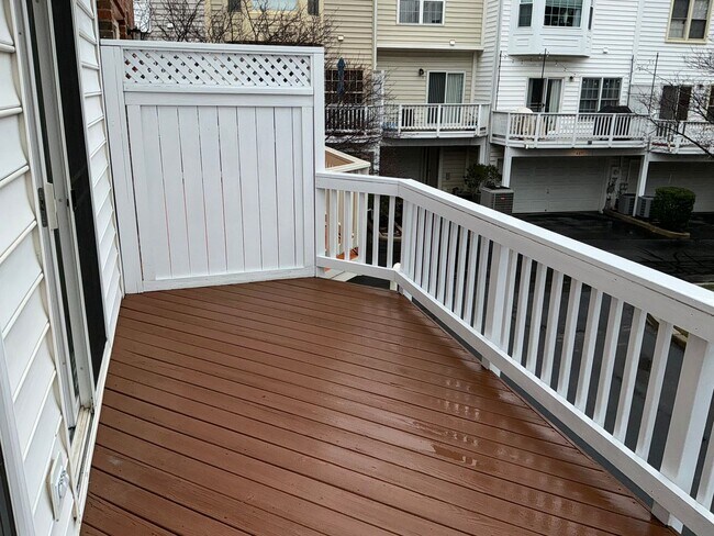 Building Photo - Beautiful 4BR 4.5BA 4 level townhome with 2 car attached garage located in the Fallsgrove Community