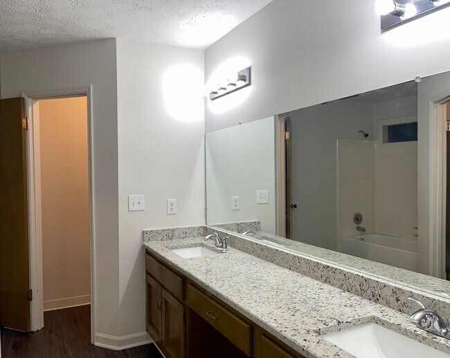 Building Photo - Spacious, Updated 3 Bed/2 Bath Ranch!