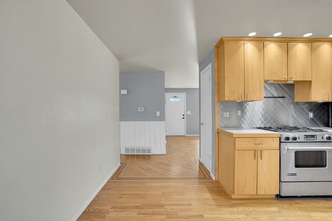 Building Photo - $2,795.00 - $300 OFF First Months' Rent - 5 Bedrooms, 2 Bathrooms, Single Family Home in Broomfie...