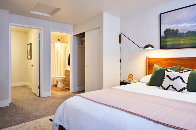 Building Photo - Echo Mountain