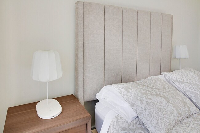 Building Photo - 909 Usher St