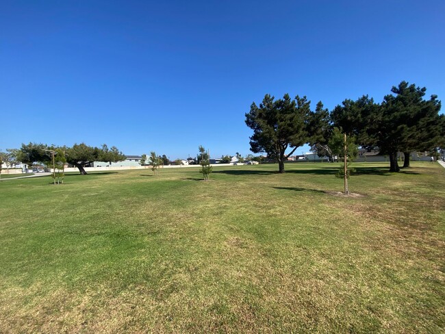 Building Photo - Two Bedroom Huntington Beach Townhouse w/ ...