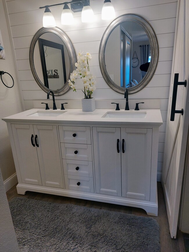 Master bathroom double vanity - 8879 E Friess Dr