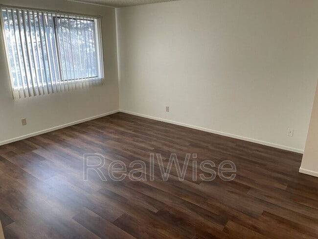 Building Photo - 4276 Meadowbrook Ct NE