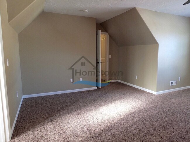 Building Photo - 908 E Davis Ave