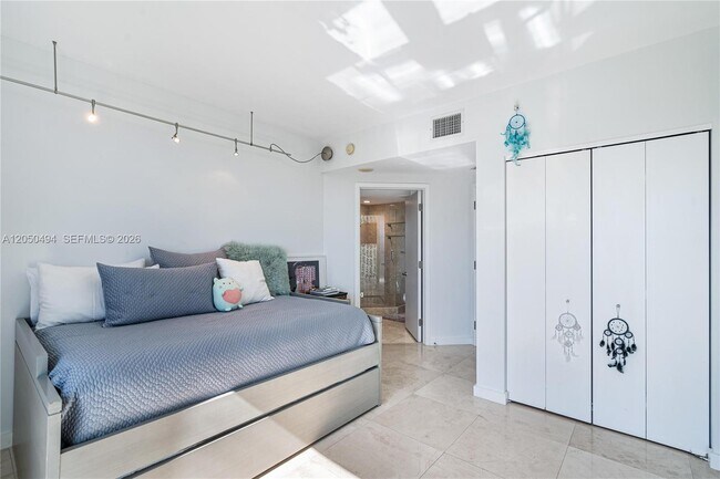 Building Photo - 1331 Brickell Bay Dr