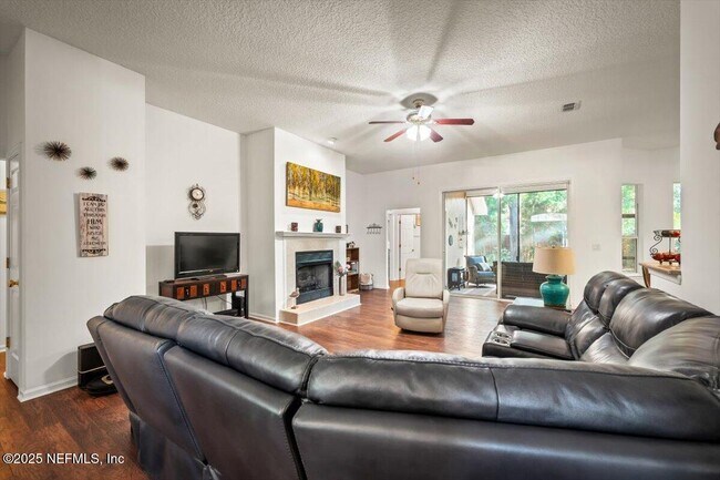 Building Photo - 86198 Meadowwood Dr
