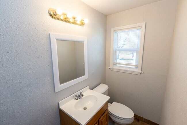 Building Photo - 3 BED/ 1 BATH IN UP AND COMING NEIGHBORHOOD