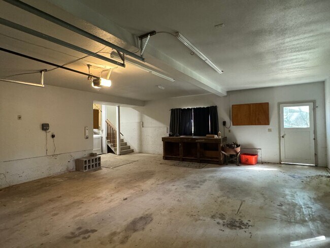 Building Photo - 3 Bedroom 2 Bath Home with Bonus Room larg...