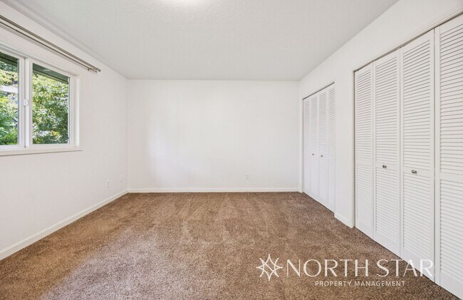 Building Photo - Beautiful Lake Oswego Ranch Home in Red Fo...