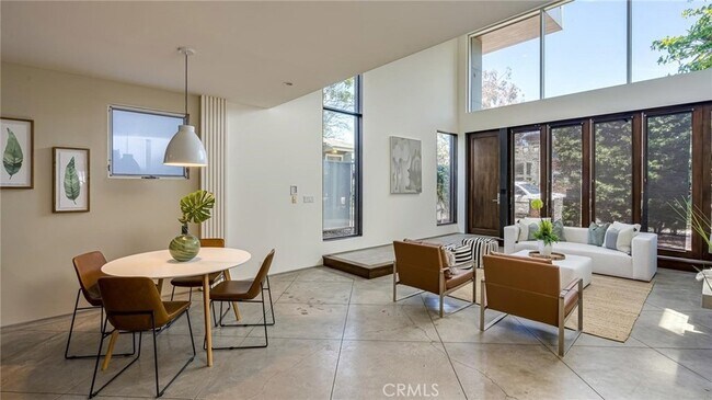 Building Photo - 414 Venice Way