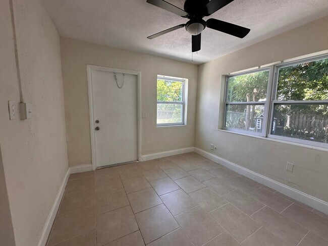 Building Photo - 840 W 1st St