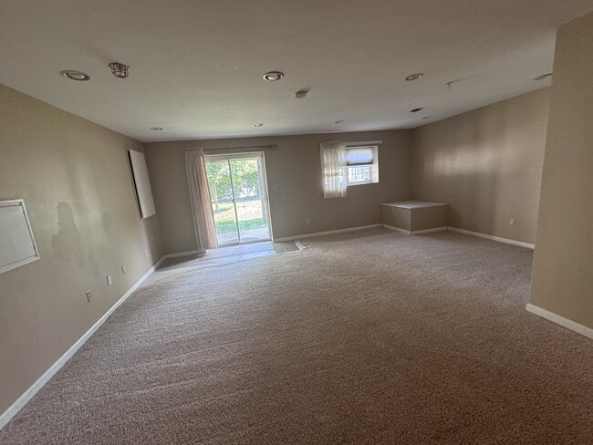 Building Photo - 654 Fawn Cir