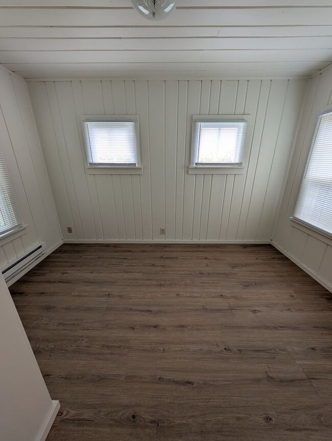 Building Photo - Manette View Apartment For Rent! Will Not ...