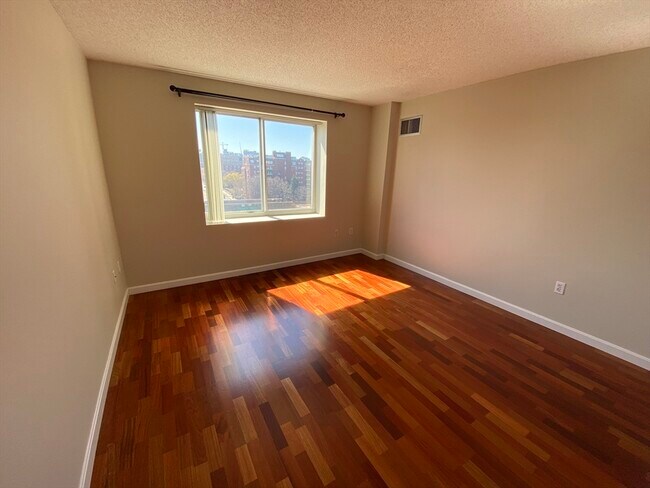 Building Photo - 8 Museum Way