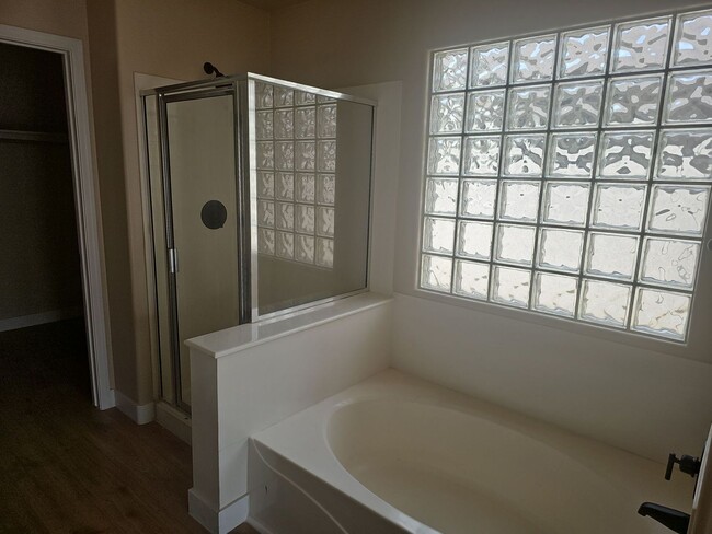 Building Photo - SPACIOUS and beautifully remodeled home! E...