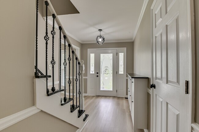 Building Photo - 454 Windtree Pl