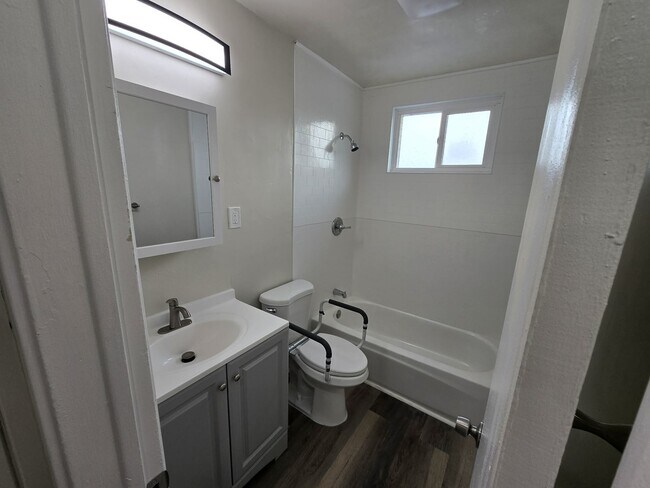 Building Photo - 5305 Santa Margarita St