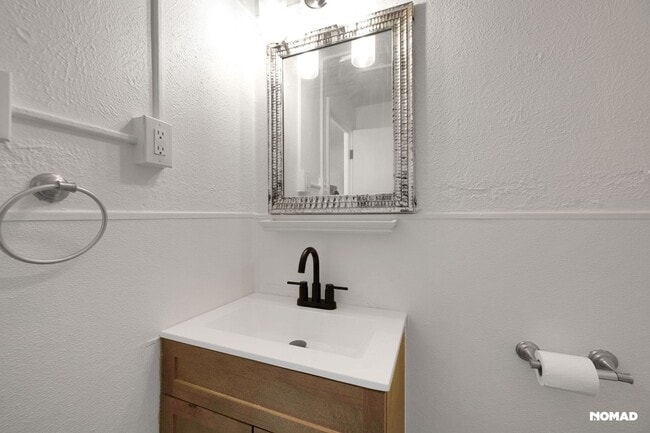 Building Photo - Clean affordable studio in Englewood