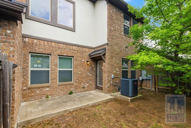 Building Photo - 2304 S Lakeline Blvd