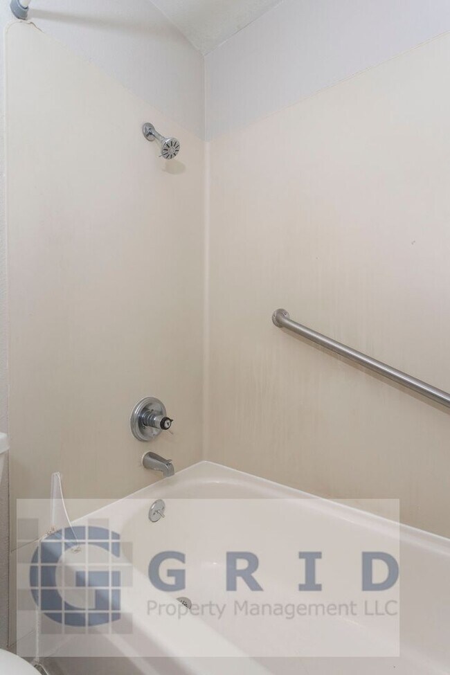 Building Photo - Two Bedroom Apartment Available - Private Yard Space - $500 MOVE IN SPECIAL!