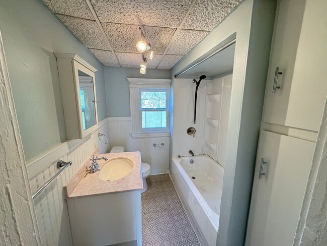 Building Photo - Large Four Bedroom Home!