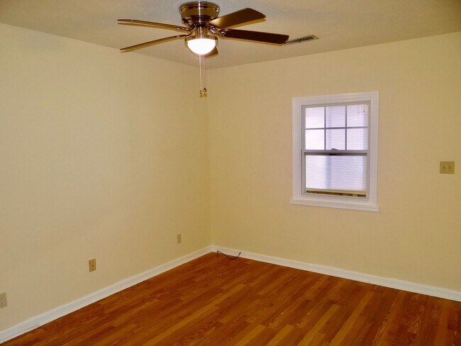 Building Photo - 2 bedroom unfurnished LONG TERM RENTAL in Fairway Ridge