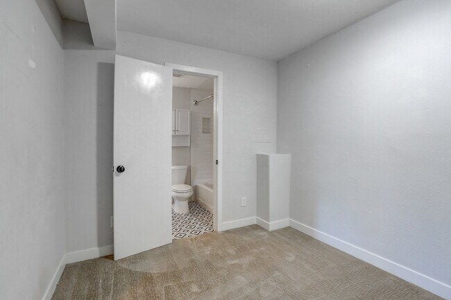 Building Photo - $1,395.95 - 1 Bed Updated Condo right by Cherry Creek Shopping Center!