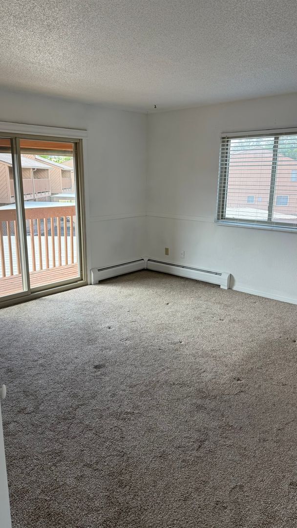 Building Photo - 3 Bed 2 1/4 Bath Townhome