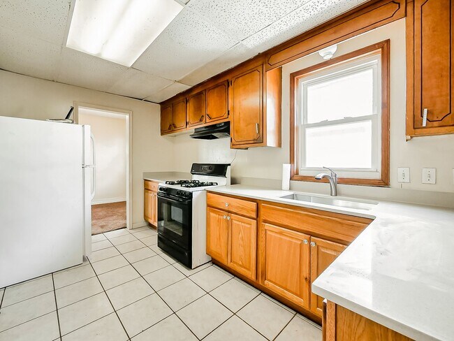 Building Photo - Comfort & Convenience in Desirable Madison Heights